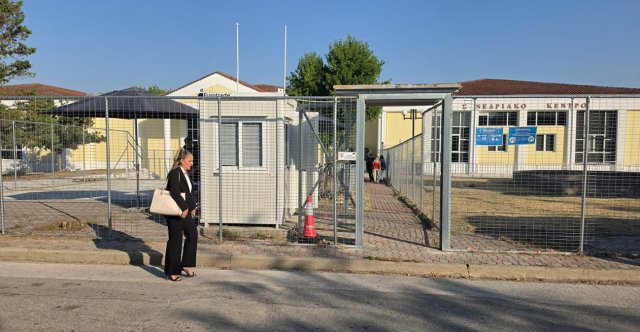 «Οι-τάφοι-είναι-ανοιχτοί-και-ζητούν-δικαιοσύνη»:-Ράγισε-καρδιές-η-μητέρα-της-Χρύσας-και-της-Θώμης-που-σκοτώθηκαν-στο-δυστύχημα-στα-Τέμπη