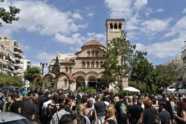 Με στίχους από το «Θέλω να γυρίσω στα παλιά» ο επικήδειος στον Γιώργο Μαζωνάκη από τον Μητροπολίτη Νίκαιας, δείτε βίντεο Με-στίχους-από-το-«Θέλω-να-γυρίσω-στα-παλιά»-ο-επικήδειος-στον-Γιώργο-Μαζωνάκη-από-τον-Μητροπολίτη-Νίκαιας,-δείτε-βίντεο
