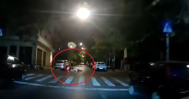 Οδηγός ηλεκτρικού πατινιού στον Σταθμό Λαρίσης παρέσυρε μοτοσικλετιστή και τον εγκατέλειψε τραυματισμένο, δείτε βίντεο Οδηγός-ηλεκτρικού-πατινιού-στον-Σταθμό-Λαρίσης-παρέσυρε-μοτοσικλετιστή-και-τον-εγκατέλειψε-τραυματισμένο,-δείτε-βίντεο