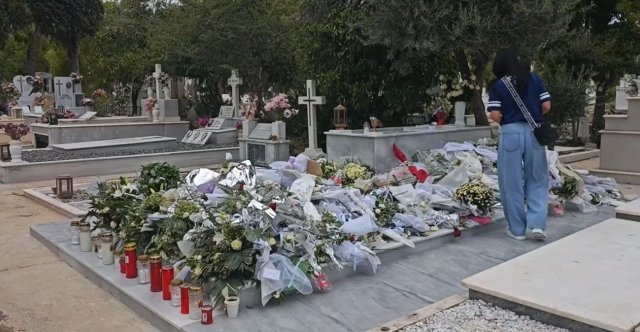 Βουβό προσκύνημα στο μνήμα του Γιώργου Μαζωνάκη: Δεκάδες θαυμαστές στο νεκροταφείο με λουλούδια και τα τραγούδια του να παίζουν Βουβό-προσκύνημα-στο-μνήμα-του-Γιώργου-Μαζωνάκη:-Δεκάδες-θαυμαστές-στο-νεκροταφείο-με-λουλούδια-και-τα-τραγούδια-του-να-παίζουν