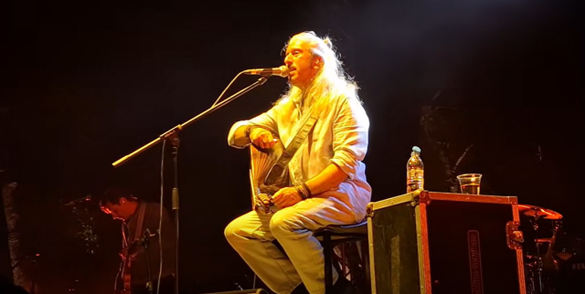 Ο-Γιάννης-Χαρούλης-αποχαίρετησε-από-σκηνής-τον-Γιώργο-Μαζωνάκη:-Ήταν-αληθινός-και-ελεύθερος-σαν-παιδί,-τον-ευχαριστώ-για-το-μάθημα-που-μου-έδωσε