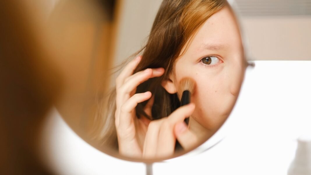 skincare,-μακιγιάζ-και-tiktok-από-το-δημοτικό:-Πότε-το-παιχνίδι-με-την-εικόνα-γίνεται-λόγος-ανησυχίας,-τι-λένε-οι-ειδικοί