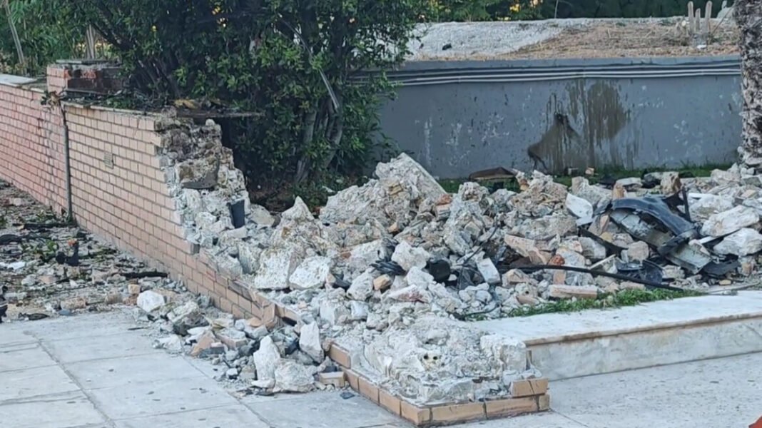 Τρεις-νεκροί-σε-τροχαίο-στη-Γλυφάδα,-το-ΙΧ-τους-«καρφώθηκε»-σε-μάντρα,-δείτε-εικόνες-καταστροφής