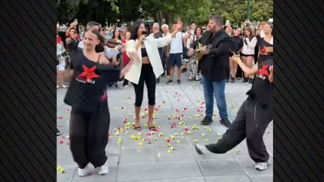 Βίντεο: Η Αναστασία τραγούδησε στο Σύνταγμα, της πετούσαν γαρύφαλλα στην πλατεία Βίντεο:-Η-Αναστασία-τραγούδησε-στο-Σύνταγμα,-της-πετούσαν-γαρύφαλλα-στην-πλατεία