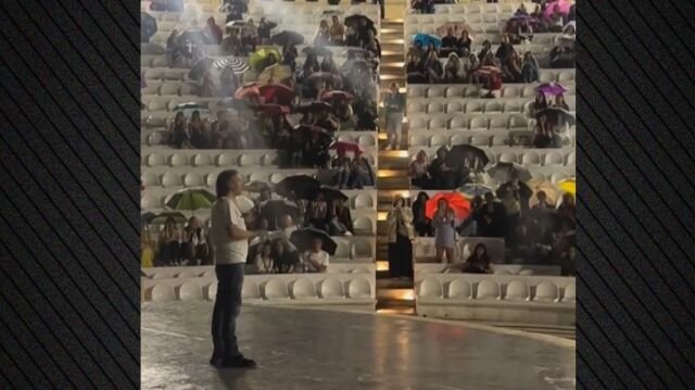 Ο Γιάννης Κότσιρας ανέβαλε συναυλία του λόγω βροχής, αλλά τραγούδησε a cappella για να ευχαριστήσει το κοινό του Ο-Γιάννης-Κότσιρας-ανέβαλε-συναυλία-του-λόγω-βροχής,-αλλά-τραγούδησε-a-cappella-για-να-ευχαριστήσει-το-κοινό-του