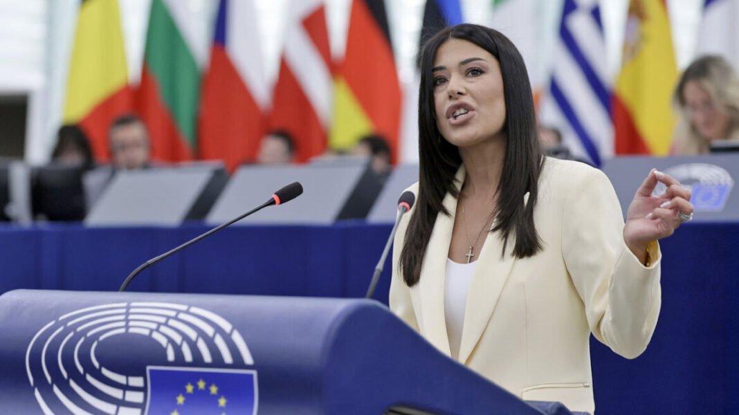 Λατινοπούλου σε φον ντερ Λάιεν: Μας γεμίσατε λαθρομετανάστες, μας πνίξατε στους φόρους και τη γραφειοκρατία Λατινοπούλου σε φον ντερ Λάιεν: Μας γεμίσατε λαθρομετανάστες, μας πνίξατε στους φόρους και τη γραφειοκρατία
