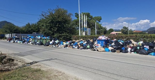 Υγειονομική-«βόμβα»-λόγω-των-σκουπιδιών-η-νότια-Κέρκυρα,-αίτημα-να-κηρυχθεί-ο-δήμος-σε-κατάσταση-έκτακτης-ανάγκης