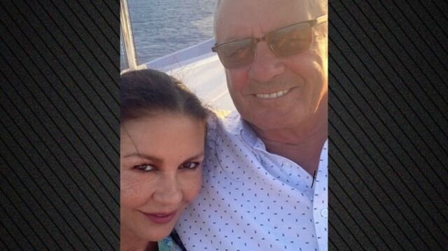 Η selfie της Κάθριν Ζέτα Τζόουνς με τον πατέρα της και οι ευχές για τα 80ά του γενέθλια: Είμαι το πιο τυχερό κορίτσι στον κόσμο Η-selfie-της-Κάθριν-Ζέτα-Τζόουνς-με-τον-πατέρα-της-και-οι-ευχές-για-τα-80ά-του-γενέθλια:-Είμαι-το-πιο-τυχερό-κορίτσι-στον-κόσμο