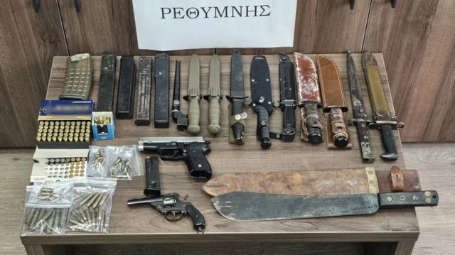 Συνελήφθη 70χρονος στο Ρέθυμνο με υποπολυβόλα, Καλάσνικοφ και μαχαίρια Συνελήφθη-70χρονος-στο-Ρέθυμνο-με-υποπολυβόλα,-Καλάσνικοφ-και-μαχαίρια
