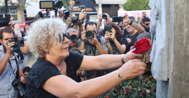 Κόκκινο τριαντάφυλλο άφησε η Μάγδα Φύσσα στο μνημείο του Παύλου, βίντεο και φωτογραφίες από την πορεία στο Κερατσίνι Κόκκινο-τριαντάφυλλο-άφησε-η-Μάγδα-Φύσσα-στο-μνημείο-του-Παύλου,-βίντεο-και-φωτογραφίες-από-την-πορεία-στο-Κερατσίνι