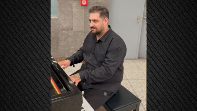 Ο διανομέας που έγινε viral με τον Μητροπάνο επέστρεψε στο πιάνο του Μετρό Συντάγματος και έπαιξε Μαζωνάκη Ο-διανομέας-που-έγινε-viral-με-τον-Μητροπάνο-επέστρεψε-στο-πιάνο-του-Μετρό-Συντάγματος-και-έπαιξε-Μαζωνάκη
