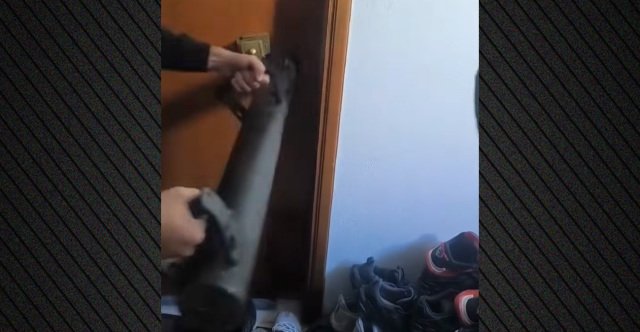 Η στιγμή που η ΕΛ.ΑΣ. μπαίνει στο σπίτι 33χρονου που διακινούσε ναρκωτικά στο Περιστέρι, δείτε βίντεο Η-στιγμή-που-η-ΕΛΑΣ.-μπαίνει-στο-σπίτι-33χρονου-που-διακινούσε-ναρκωτικά-στο-Περιστέρι,-δείτε-βίντεο