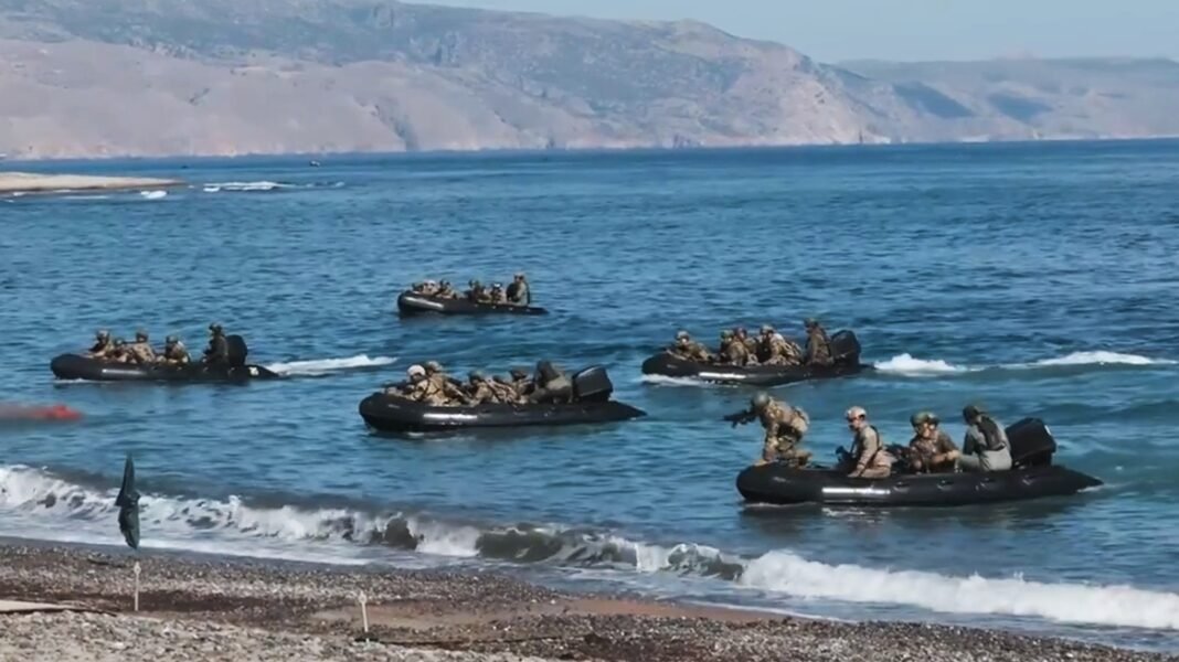 Εντυπωσιακά-πλάνα-από-τη-μεγάλη-διακλαδική-άσκηση-«medusa-15»-στην-Κρήτη:-Απόβαση,-αεροναυτικές-επιχειρήσεις-και-drones