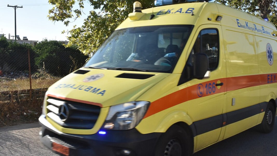 Αυτοκίνητο-άρχισε-να-κινείται-και-εγκλώβισε-72χρονο-στη-Σύρο,-στο-νοσοκομείο-σε-σοβαρή-κατάσταση