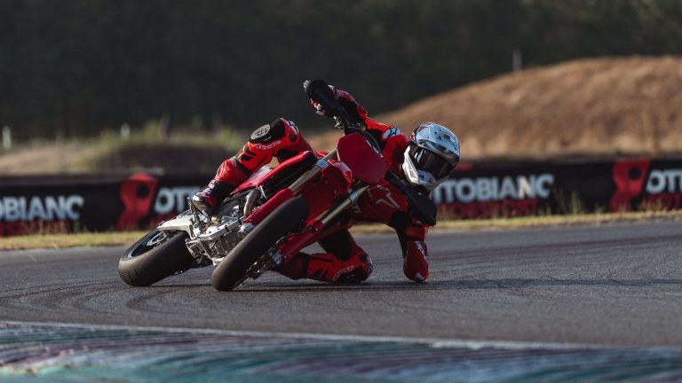 Αγωνιστικό supermoto της Ducati για ατελείωτα drift (+video) Αγωνιστικό-supermoto-της-ducati-για-ατελείωτα-drift-(+video)