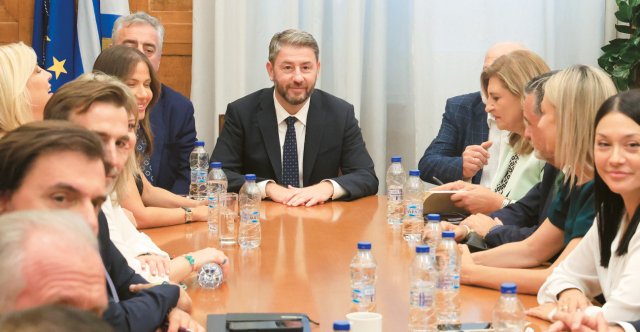 ΠΑΣΟΚ: Μετά τη ΔΕΘ, περιμένουν… το θαύμα των Χριστουγέννων ΠΑΣΟΚ:-Μετά-τη-ΔΕΘ,-περιμένουν…-το-θαύμα-των-Χριστουγέννων