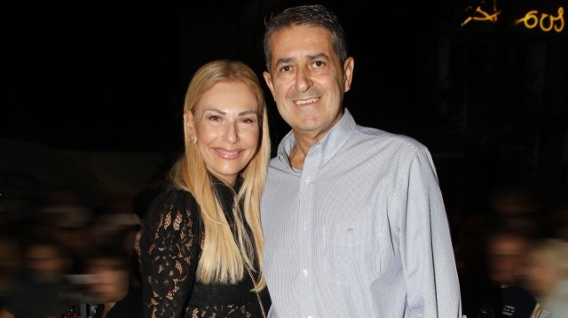 Η-Τίνα-Μεσσαροπούλου-και-ο-Γιώργος-Μυλωνάκης-πόζαραν-αγκαλιά-σε-βραδινή-έξοδο-στο-θέατρο