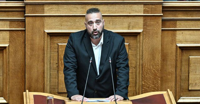Ο-Γιώργος-Μανούσος-αυτοανακηρύχθηκε-εκπρόσωπος-του-κόμματος-Κασιδιάρη-στην-Ολομέλεια,-αντιδράσεις-από-Κατσώτη-–-Καζαμία