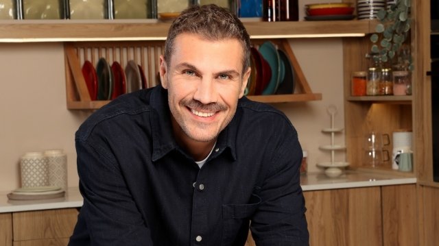 Ο-Άκης-Πετρετζίκης-στον-ΣΚΑΪ,-η-ανακοίνωση-του-σταθμού