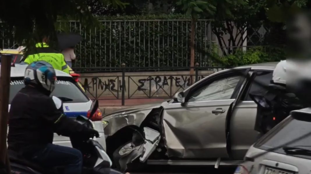 Εκτροπή-αυτοκινήτου-στη-Βασιλίσσης-Σοφίας:-Χτύπησε-σε-κολόνα,-βίντεο