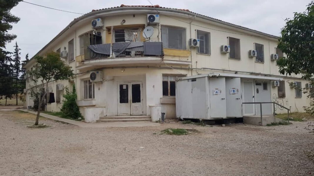 Κλείνει οριστικά η δομή φιλοξενίας αιτούντων άσυλο στις Θερμοπύλες – Πλεύρης: «Παραδίδουμε τον χώρο στους κατοίκους»