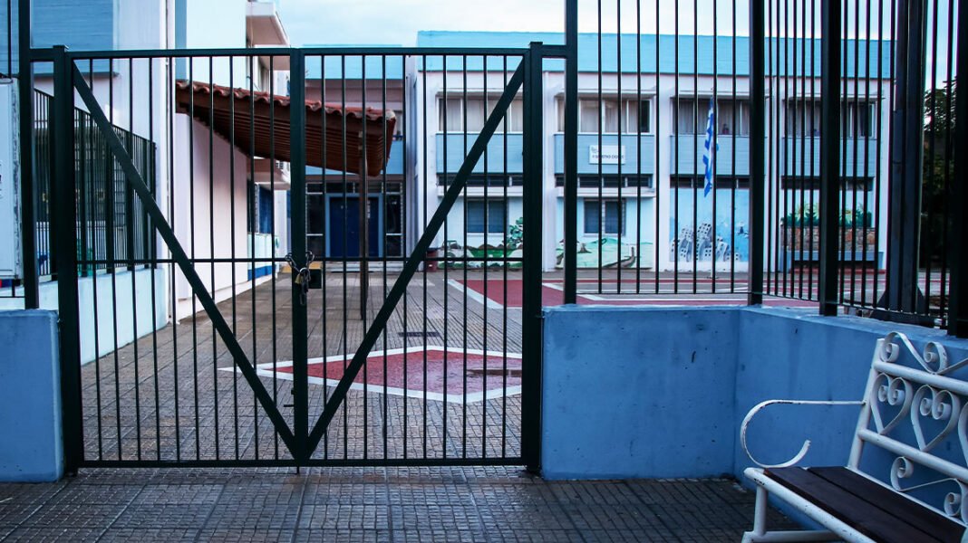 50χρονη διευθύντρια Γυμνασίου στην Ηλιούπολη υπέστη ανακοπή έξω από σχολείο, αναφορές ότι το έπαθε λόγω κεραυνού 50χρονη-διευθύντρια-Γυμνασίου-στην-Ηλιούπολη-υπέστη-ανακοπή-έξω-από-σχολείο,-αναφορές-ότι-το-έπαθε-λόγω-κεραυνού