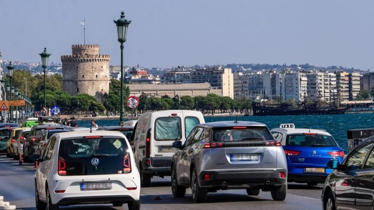 Θεσσαλονίκη:-Έξω-από-σχολεία-«έξυπνες»-πινακίδες-με-ραντάρ