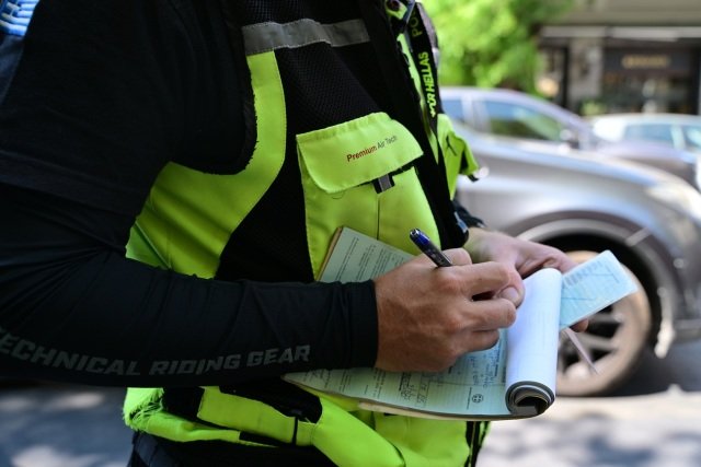 Από τουλάχιστον 7 οδηγούς είχε πάρει χρήματα ο αστυνομικός στον Βόλο που συνελήφθη γιατί έσβηνε κλήσεις και επέστρεφε πινακίδες Από-τουλάχιστον-7-οδηγούς-είχε-πάρει-χρήματα-ο-αστυνομικός-στον-Βόλο-που-συνελήφθη-γιατί-έσβηνε-κλήσεις-και-επέστρεφε-πινακίδες