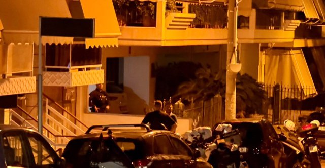 Δείτε βίντεο: Η στιγμή που η ΕΛΑΣ συλλαμβάνει τον 49χρονο για την ομηρεία στη Νίκαια, η γυναίκα άνοιξε την πόρτα στους αστυνομικούς Δείτε-βίντεο:-Η-στιγμή-που-η-ΕΛΑΣ-συλλαμβάνει-τον-49χρονο-για-την-ομηρεία-στη-Νίκαια,-η-γυναίκα-άνοιξε-την-πόρτα-στους-αστυνομικούς