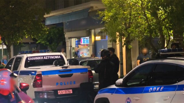 Νίκαια:-Άνδρας-κρατά-τη-γυναίκα-του-μέσα-στο-σπίτι-του-και-δηλώνει-οπλισμένος