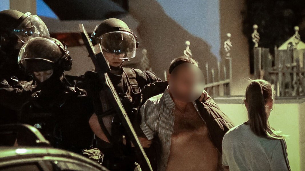 «Άρχισε να φωνάζει και να απειλεί πως θα βάλει βόμβα»: Τι λέει η 44χρονη που κρατούσε όμηρο ο σύντροφός της στο διαμέρισμα στη Νίκαια «Άρχισε-να-φωνάζει-και-να-απειλεί-πως-θα-βάλει-βόμβα»:-Τι-λέει-η-44χρονη-που-κρατούσε-όμηρο-ο-σύντροφός-της-στο-διαμέρισμα-στη-Νίκαια