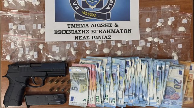 Δύο-συλλήψεις-για-διακίνηση-κοκαΐνης-στη-Νέα-Ιωνία,-κατασχέθηκαν-πιστόλι-και-φυσίγγια