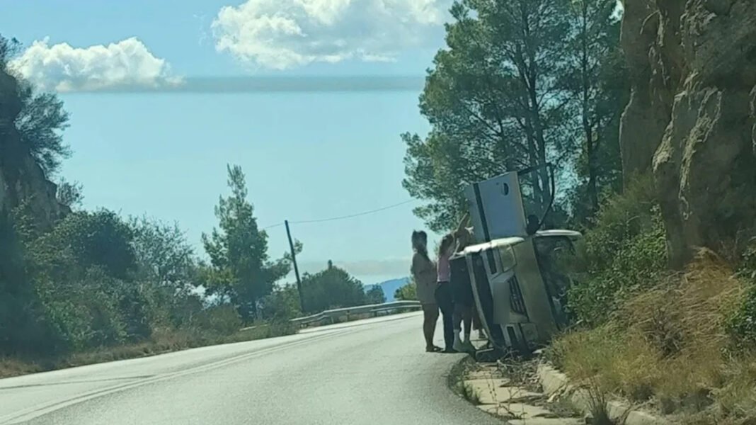Αυτοκίνητο ανετράπη στη Χαλκιδική, διερχόμενοι έβγαλαν σώα την οδηγό Αυτοκίνητο-ανετράπη-στη-Χαλκιδική,-διερχόμενοι-έβγαλαν-σώα-την-οδηγό