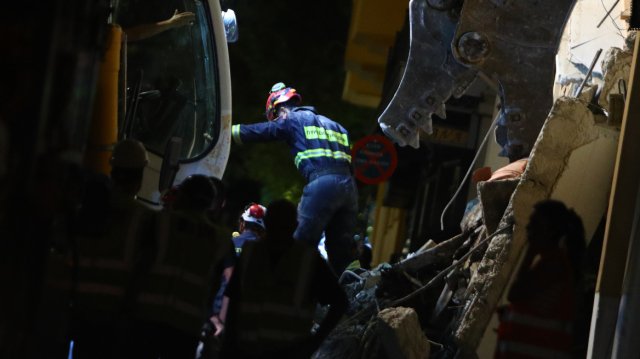 Σε εξέλιξη η επιχείρηση της ΕΜΑΚ μετά την κατάρρευση του σπιτιού στην Πλάκα, τρεις σκύλοι ψάχνουν στα συντρίμμια Σε-εξέλιξη-η-επιχείρηση-της-ΕΜΑΚ-μετά-την-κατάρρευση-του-σπιτιού-στην-Πλάκα,-τρεις-σκύλοι-ψάχνουν-στα-συντρίμμια