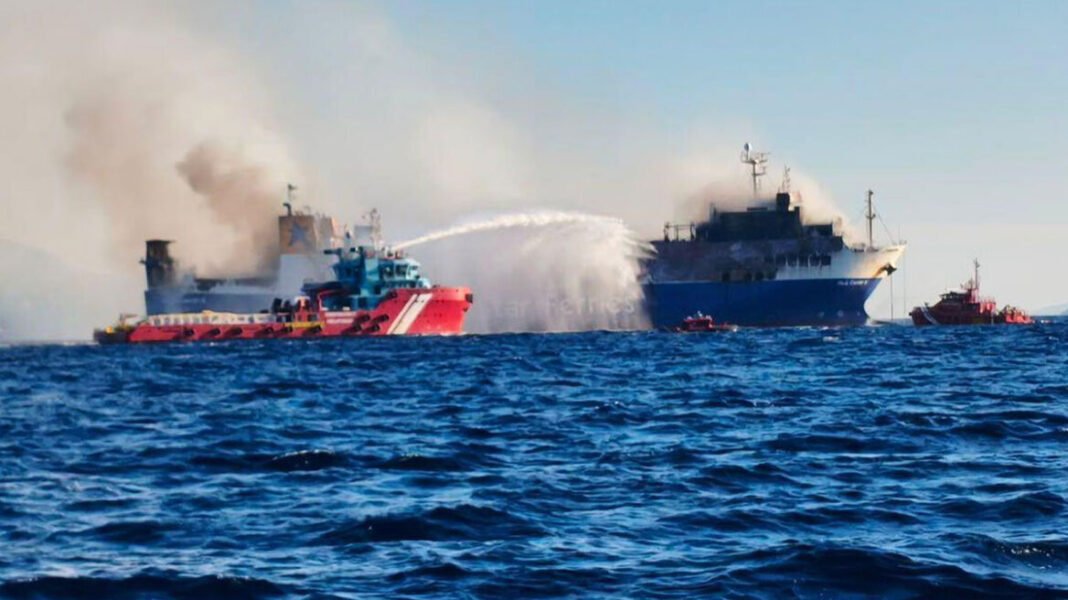 Μαίνεται η φωτιά στο Blue Carrier 2, βίντεο από την επιχείρηση κατάσβεσης Μαίνεται-η-φωτιά-στο-blue-carrier-2,-βίντεο-από-την-επιχείρηση-κατάσβεσης