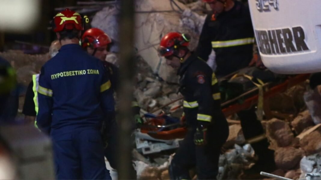 Έκρηξη-στην-Πλάκα:-Ανασύρθηκε-νεκρή-από-τον-πρώτο-όροφο-συνεχίζονται-οι-έρευνες-για-τους-άλλους-5-αγνοούμενους,-δείτε-βίντεο