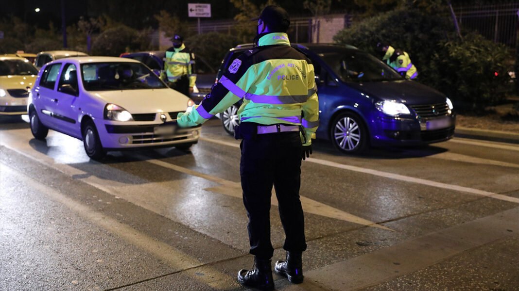 Ελεύθερος-με-περιοριστικούς-όρους-ο-αστυνομικός-του-Βόλου-που-ζητούσε-χρήματα-για-να-σβήνει-κλήσεις