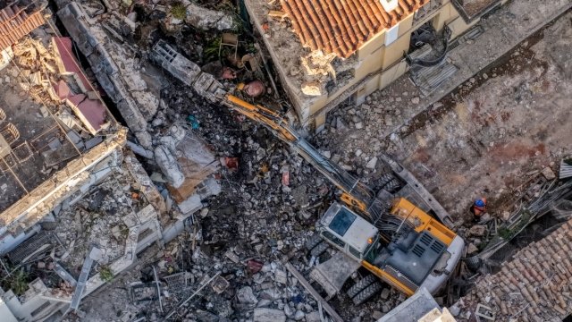 Έκρηξη-στην-Πλάκα:-Τη-Δευτέρα-ξεκινούν-οι-έλεγχοι-της-Πολεοδομίας-για-τη-στατικότητα-των-γειτονικών-κτηρίων
