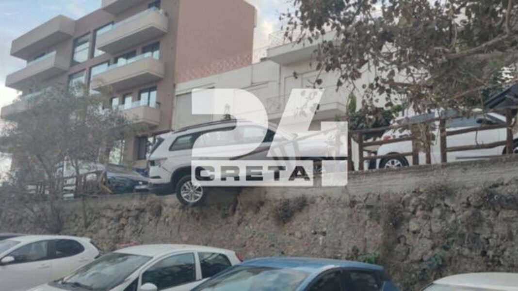 Τζιπ-σε…-τρελή-πορεία-στα-Χανιά-παρέσυρε-σταθμευμένα-οχήματα,-το-ένα-έμεινε-να-κρέμεται-πάνω-από-πάρκινγκ,-δείτε-φωτογραφίες
