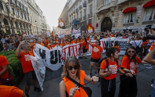 Ισπανία: Χιλιάδες διαδηλωτές στη Μαδρίτη για τη στεγαστική κρίση μετά την έξωση 87χρονης ΑμεΑ Ισπανία:-Χιλιάδες-διαδηλωτές-στη-Μαδρίτη-για-τη-στεγαστική-κρίση-μετά-την-έξωση-87χρονης-ΑμεΑ