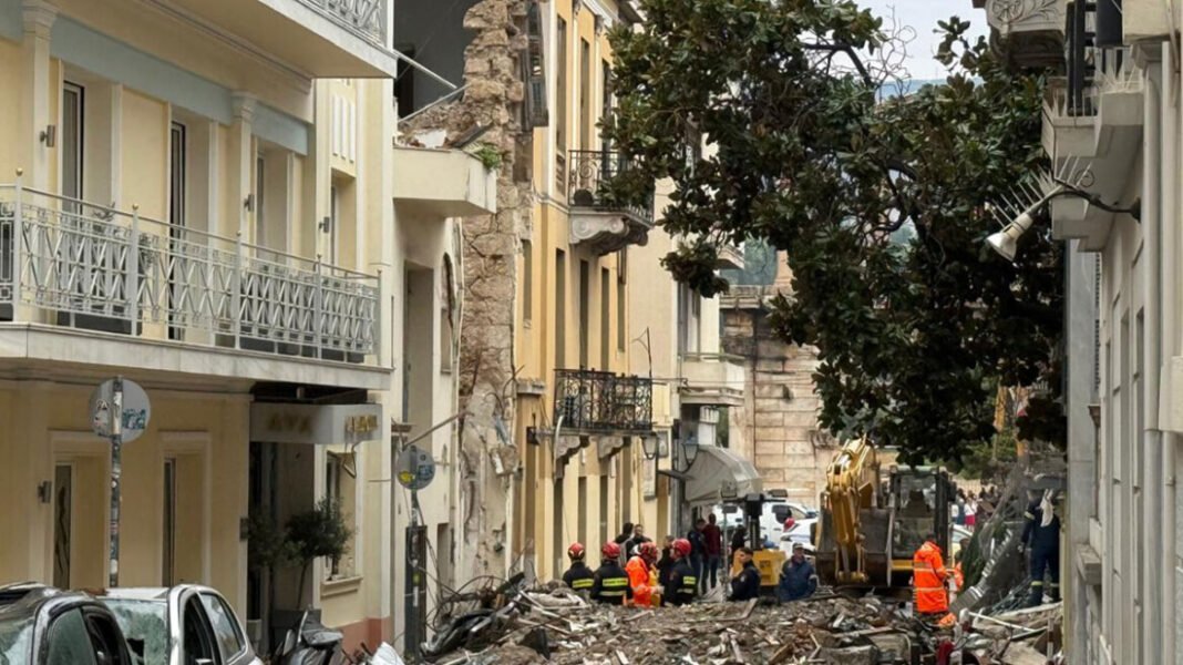 Έρευνες για τους 5 αγνοούμενους στην Πλάκα μετά την ανάσυρση μιας νεκρής γυναίκας – Υπάρχει κίνδυνος και για τα διπλανά κτήρια Έρευνες-για-τους-5-αγνοούμενους-στην-Πλάκα-μετά-την-ανάσυρση-μιας-νεκρής-γυναίκας-–-Υπάρχει-κίνδυνος-και-για-τα-διπλανά-κτήρια