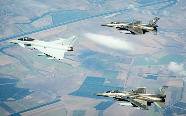 Βρετανία: Μπαράζ συλλήψεων και έλεγχοι για εκρηκτικά κοντά σε αμερικανική βάση – Εκκενώθηκαν σπίτια, πυροτεχνουργοί ελέγχουν ΙΧ Βρετανία:-Μπαράζ-συλλήψεων-και-έλεγχοι-για-εκρηκτικά-κοντά-σε-αμερικανική-βάση-–-Εκκενώθηκαν-σπίτια,-πυροτεχνουργοί-ελέγχουν-ΙΧ