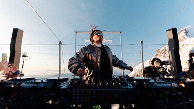 Από-το-tomorrowland-μέχρι-τη-ferrari:-Ποιος-είναι-ο-41χρονος-dj-argy-που-άνοιξε-την-χθεσινή-συναυλία-της-Αννας-Βίσση-στο-ΟΑΚΑ