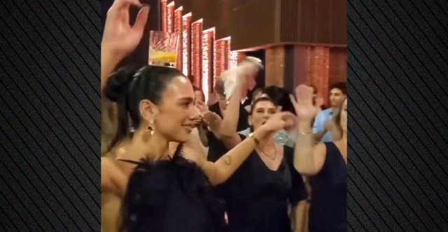 Το-viral-βίντεο-της-Ντούα-Λίπα:-Χόρεψε-σε-οικογενειακό-γλέντι-στο-Κόσοβο-με-ποτήρι-στο-κεφάλι
