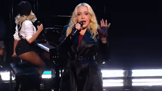 Δίχασε η Μαντόνα με την εμφάνιση της στα MTV VMA μετά από 23 χρόνια: Το αμήχανο «αστείο» και η κατακραυγή στα social media για το σόου Δίχασε-η-Μαντόνα-με-την-εμφάνιση-της-στα-mtv-vma-μετά-από-23-χρόνια:-Το-αμήχανο-«αστείο»-και-η-κατακραυγή-στα-social-media-για-το-σόου