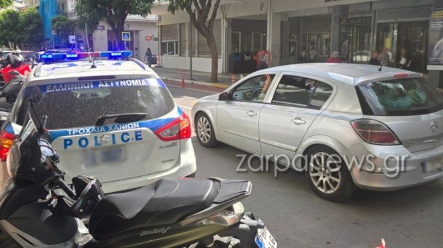 Αυτοκίνητο παρέσυρε γυναίκα έξω από το Δημαρχείο στα Χανιά Αυτοκίνητο-παρέσυρε-γυναίκα-έξω-από-το-Δημαρχείο-στα-Χανιά