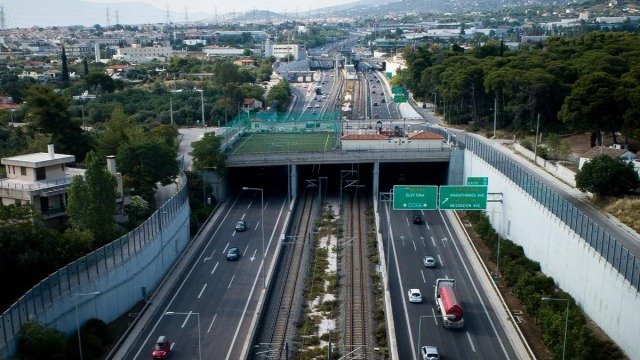 Σύγκρουση-αυτοκινήτου-με-λεωφορείο-στην-Αττική-Οδό,-άνοιξε-η-έξοδος-για-Λαμία,-παραμένουν-οι-καθυστερήσεις