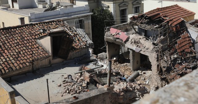 Αυτοψία-της-Πολεοδομίας-στην-Πλάκα-μετά-την-κατάρρευση-της-πολυκατοικίας:-Σοβαρές-ζημιές-σε-δύο-κτήρια