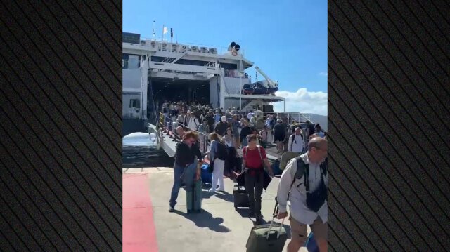 Μήλος σαν… Δεκαπενταύγουστος: Γεμάτο κόσμο έφτασε το πλοίο από τον Πειραιά, παρατείνεται η τουριστική σεζόν Μήλος-σαν…-Δεκαπενταύγουστος:-Γεμάτο-κόσμο-έφτασε-το-πλοίο-από-τον-Πειραιά,-παρατείνεται-η-τουριστική-σεζόν