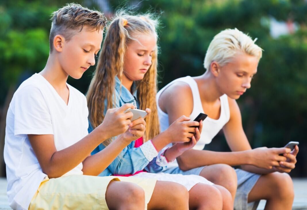 Smartphone στην πρώιμη εφηβεία: Σύνδεση με αυξημένα συμπτώματα διατροφικών διαταραχών smartphone-στην-πρώιμη-εφηβεία:-Σύνδεση-με-αυξημένα-συμπτώματα-διατροφικών-διαταραχών